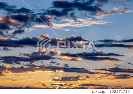 天空の朝焼けに浮く雲の造形美【背景素材】 天空の朝焼けに浮く雲の造形美【背景素材】 132571730