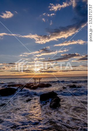朝焼けに染まる神磯の鳥居における夜明け【茨城県大洗海岸】 朝焼けに染まる神磯の鳥居における夜明け【茨城県大洗海岸】 132571737