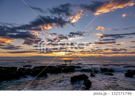 朝焼けに染まる神磯の鳥居における夜明け【茨城県大洗海岸】 132571746