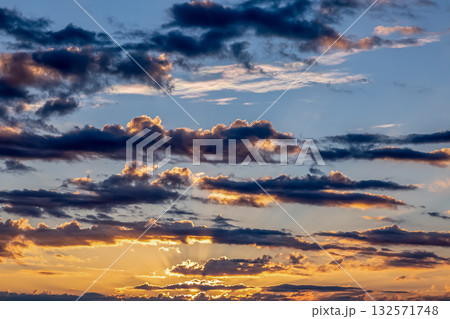 天空の朝焼けに浮く雲の造形美【背景素材】 天空の朝焼けに浮く雲の造形美【背景素材】 132571748