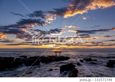 朝焼けに染まる神磯の鳥居における夜明け【茨城県大洗海岸】 132571749
