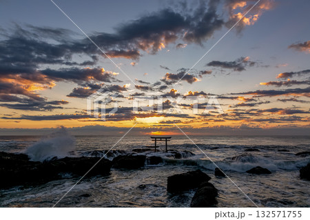 朝焼けに染まる神磯の鳥居における夜明け【茨城県大洗海岸】 132571755
