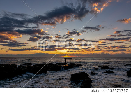 朝焼けに染まる神磯の鳥居における夜明け【茨城県大洗海岸】 132571757