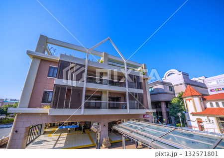 日本の横浜都市景観 横浜市営地下鉄 中川駅(東京都市大横浜キャンパス前)などを望む 132571801