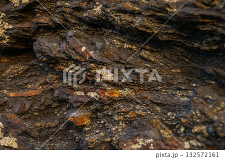 荒々しい溶岩石の表面 荒々しい溶岩石の表面 132572161