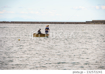 たらい舟に乗って観光をする様子 132572241
