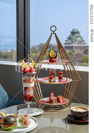 大阪城ビューのアフタヌーンティー・いちごスイーツセット 大阪城ビューのアフタヌーンティー・いちごスイーツセット 132572768