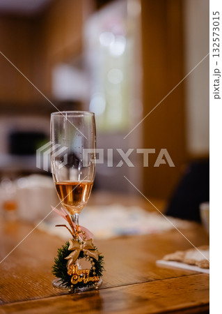 オシャレなシャンパングラスとクリスマス オシャレなシャンパングラスとクリスマス 132573015