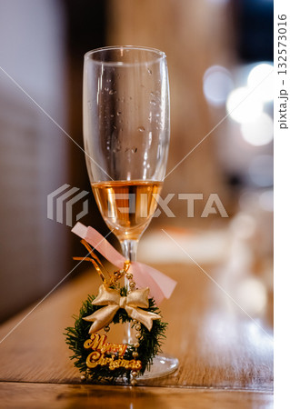 オシャレなシャンパングラスとクリスマス 132573016