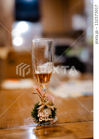 オシャレなシャンパングラスとクリスマス 132573017