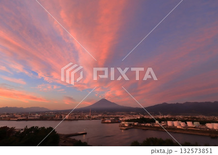 田子の浦港の夕焼け 132573851