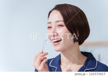 フロスを使う女性 132573917