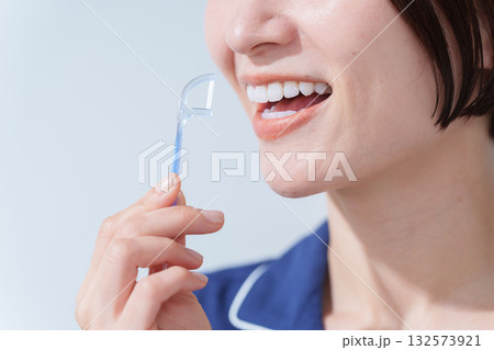 フロスを使う女性 フロスを使う女性 132573921