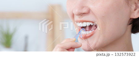 フロスを使う女性 132573922
