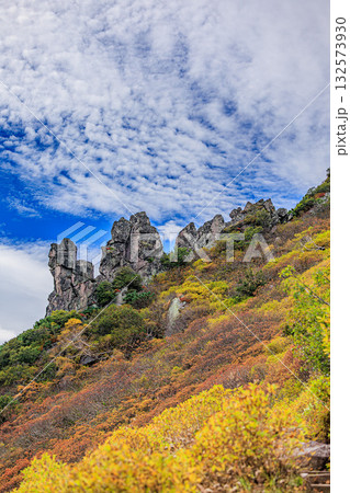 大雪山黒岳登山道 ― 秋の彩りと岩峰の風景 大雪山黒岳登山道 ― 秋の彩りと岩峰の風景 132573930