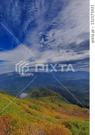 北の大地を見渡す ― 当麻乗越からの大雪山パノラマ 北の大地を見渡す ― 当麻乗越からの大雪山パノラマ 132573931