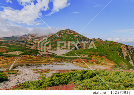 秋色に染まる黒岳登山道 ― 大雪山国立公園 秋色に染まる黒岳登山道 ― 大雪山国立公園 132573938
