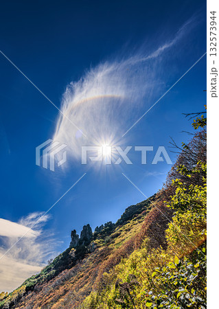 黒岳登山道に現れた彩雲と太陽の輪 ― 大雪山の秋空 黒岳登山道に現れた彩雲と太陽の輪 ― 大雪山の秋空 132573944