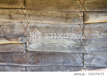 古い材木を繋げて出来た木の壁 132574171