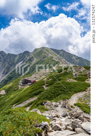 北岳山荘への登山道から見る中白根山 南アルプスの北岳登山 北岳山荘への登山道から見る中白根山 南アルプスの北岳登山 132574247