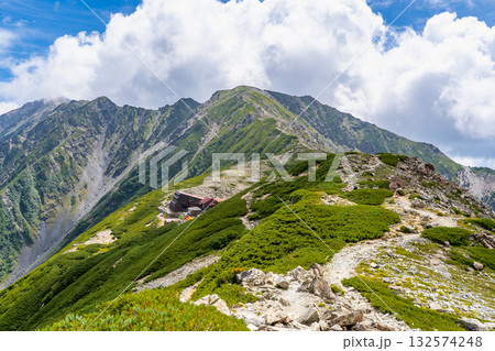 北岳山荘への登山道から見る中白根山 南アルプスの北岳登山 北岳山荘への登山道から見る中白根山 南アルプスの北岳登山 132574248