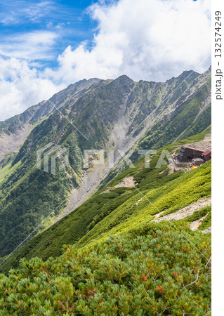 北岳山荘への登山道から見る間ノ岳　南アルプスの北岳登山 132574249
