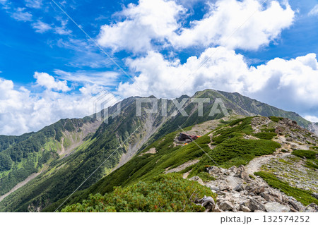 北岳山荘への登山道から見る間ノ岳と中白根山 南アルプスの北岳登山 北岳山荘への登山道から見る間ノ岳と中白根山 南アルプスの北岳登山 132574252