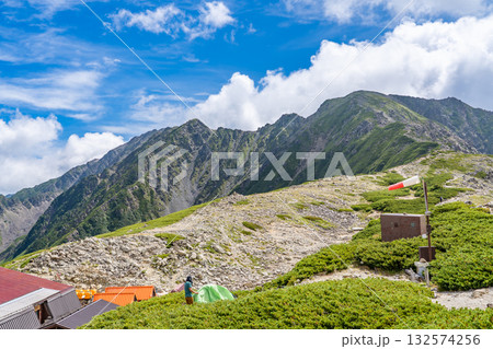 北岳山荘から見る間ノ岳と中白根山　南アルプスの北岳登山 132574256