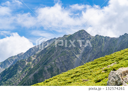 北岳山荘から見る間ノ岳　南アルプスの北岳登山 132574261