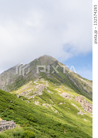 北岳山荘から見る北岳 南アルプスの北岳登山 北岳山荘から見る北岳 南アルプスの北岳登山 132574265