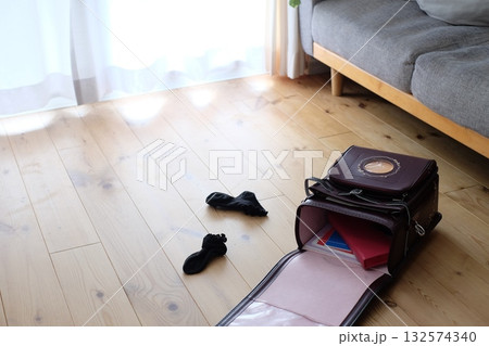 リビングにおかれたランドセルと靴下 132574340
