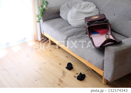 リビングにおかれたランドセルと靴下 リビングにおかれたランドセルと靴下 132574343