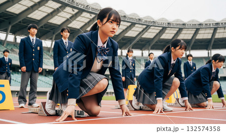 スタートの準備をする女子高生　受験イメージ 132574358