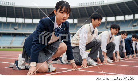 スタートの準備をする女子高生　受験イメージ 132574359