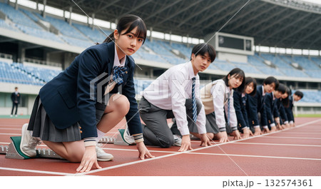 スタートの準備をする女子高生　受験イメージ 132574361