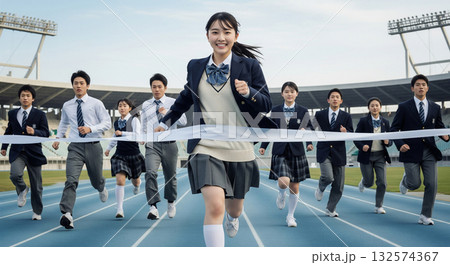 みんなよりも先にゴールする女子高生　受験イメージ 132574367
