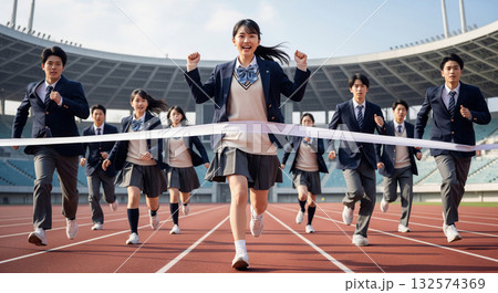 みんなよりも先にゴールする女子高生　受験イメージ 132574369