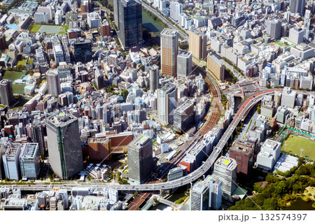 東京都千代田区飯田橋三丁目付近の街並みを空撮 132574397