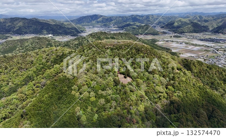 丹波「黒井城」本丸と石垣を上空より 132574470