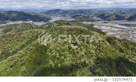 丹波「黒井城」本丸と石垣を上空より 132574471