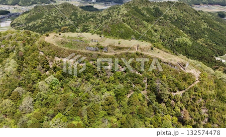 丹波「黒井城」本丸と石垣を上空より 132574478