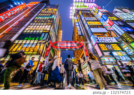 日本の東京都市景観 インバウンド続く…外国人観光客らで賑わう歌舞伎町＝26日 132574723