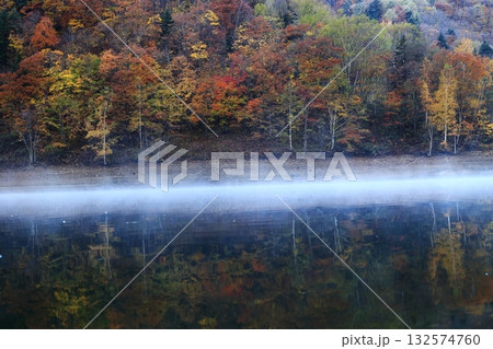 朝霧と紅葉 132574760