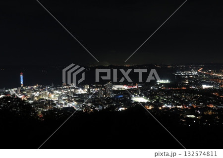 タワーのある港町の夜景 132574811