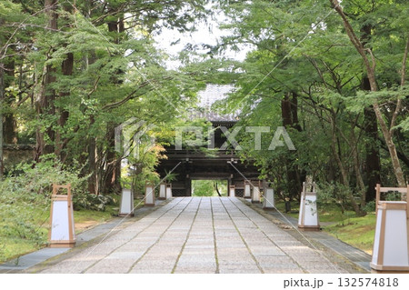お寺の参道 132574818