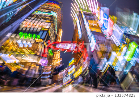 日本の東京都市景観 幻影都市…インバウンド続く…外国人観光客らで賑わう歌舞伎町=26日 日本の東京都市景観 幻影都市…インバウンド続く…外国人観光客らで賑わう歌舞伎町=26日 132574825