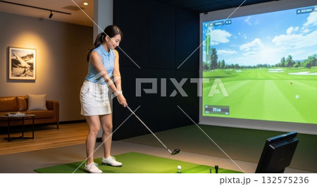 シミュレーションゴルフを楽しむ笑顔の女性 シミュレーションゴルフを楽しむ笑顔の女性 132575236