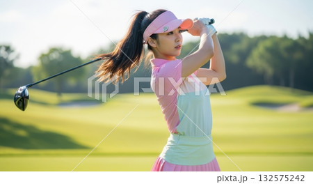 ゴルフコースでドライバーショットを打つ女性 ゴルフコースでドライバーショットを打つ女性 132575242