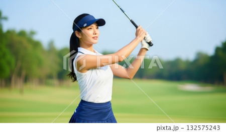 ゴルフスイングのフィニッシュポーズをとる女性 132575243