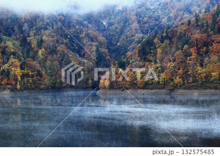 紅葉する山々 132575485